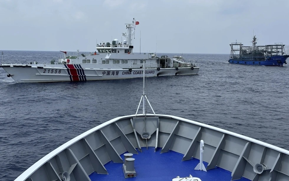 Tàu Trung Quốc bị cáo buộc đâm vào tàu tuần duyên và tàu quân sự Philippines